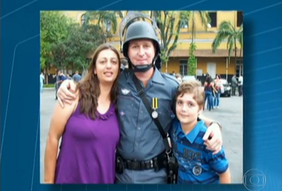 O casal de policiais militares Andréia Regina Bovo Pesseghini, de 36 anos, e Luís Marcelo Pesseghini, com o filho, Marcelo Pesseghini, de 13 anos — Foto: Reprodução/TV Globo