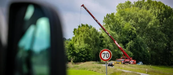 Ein Spezialkran holt das versunkene Auto aus der Aa in Herford. - © Daniel Salmon