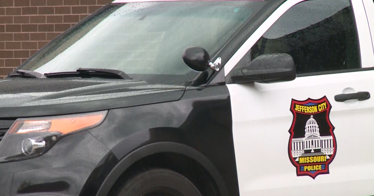 Woman accused of trying to smother kids in Jefferson City hotel room